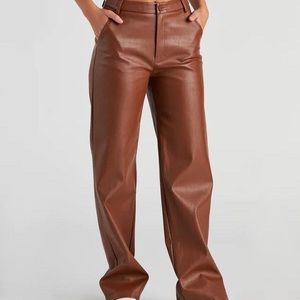 l bootcut faux leather pants
runs a bit small
thick pant/material